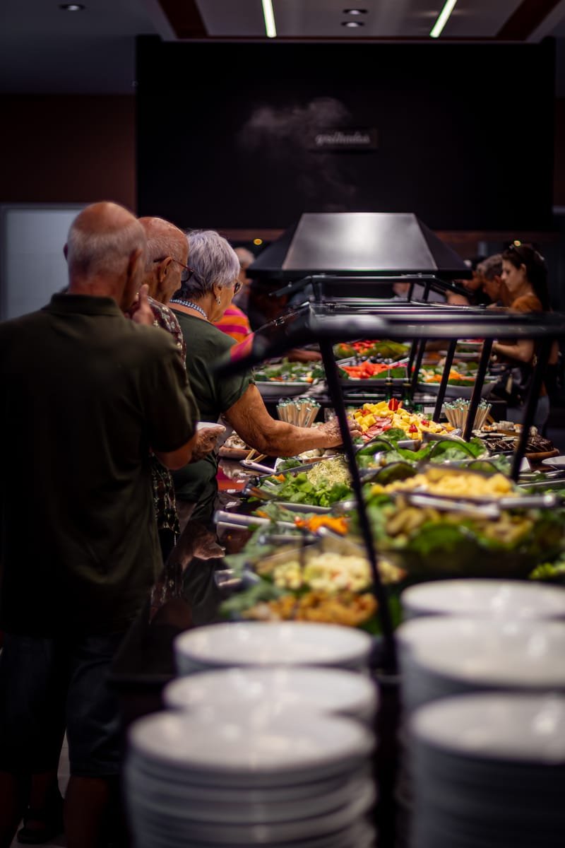 Buffet com clientes