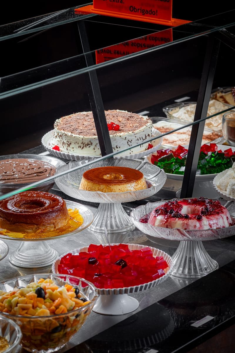 Mesa de sobremesas e bolos