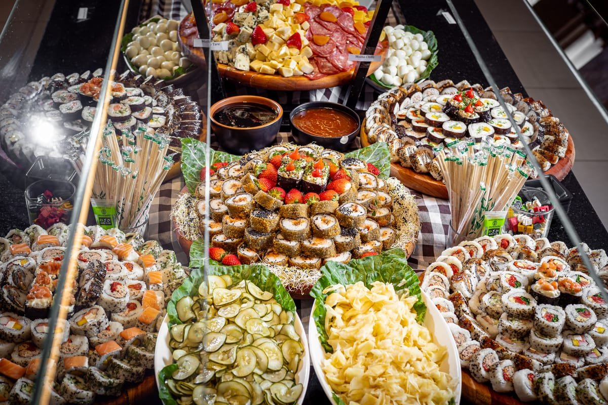 Ilha de sushi e frutos do mar